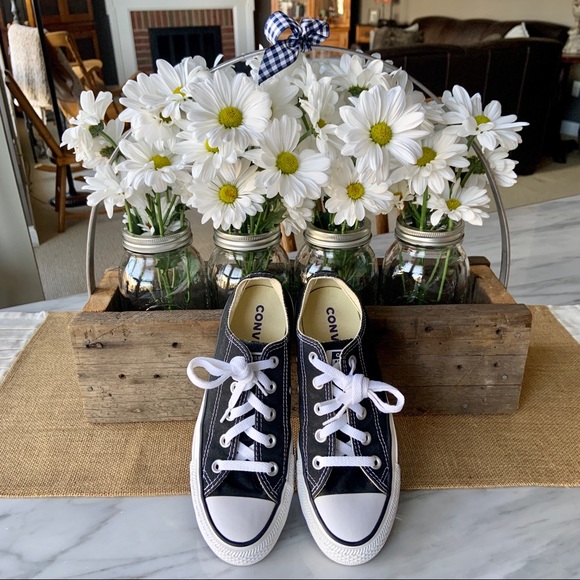 Converse Shoes - Like New•Black Converse All Stars•size 6